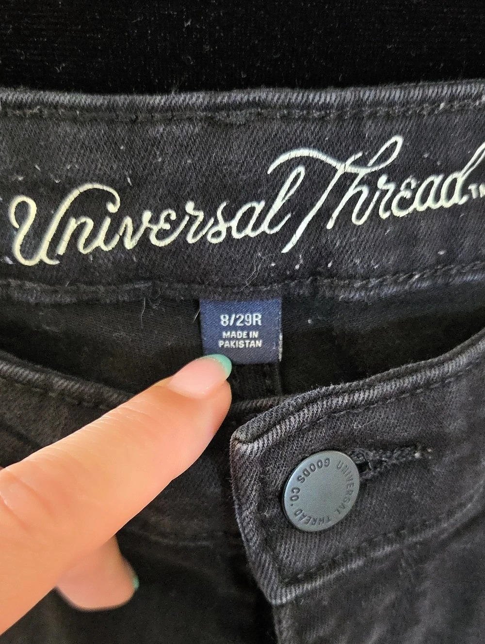 Universal Thread Jean Shorts in Black Size 8/29R Like New - Picture 4 of 5